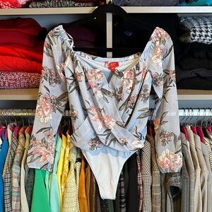 Guess blue/pink floral v neck 3/4 sleeve snap bottom bodysuit size S